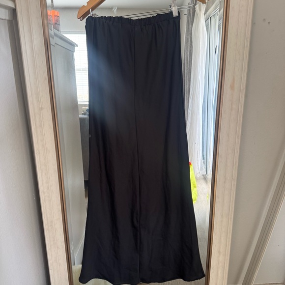 Forever 21 satin Elegant Black Women's Skirt - Picture 5 of 5